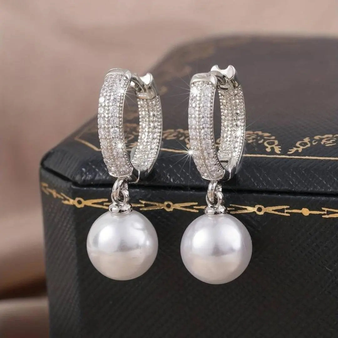 Elegant earrings with shiny pearls in silver