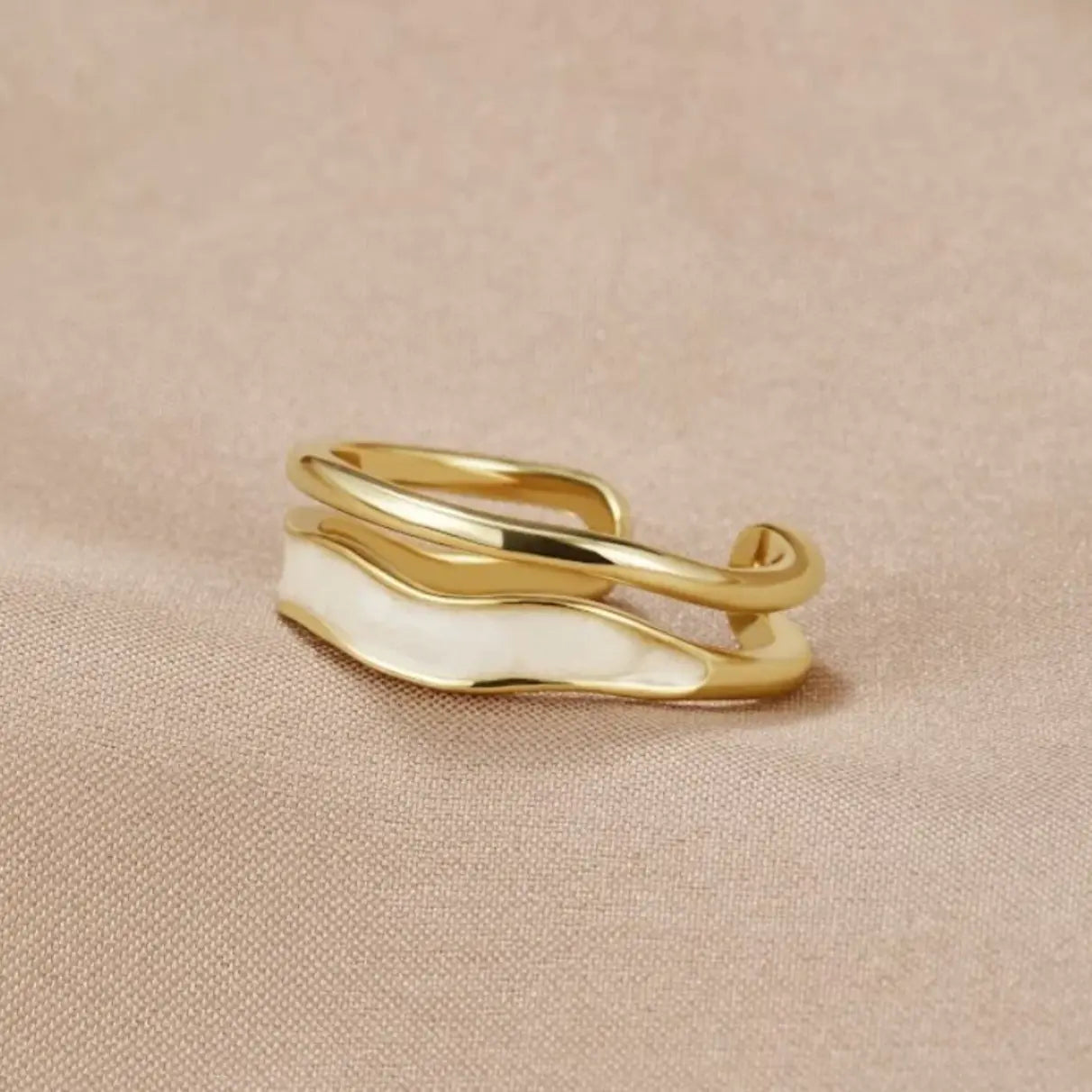 Elegant ring made of white enamel in gold