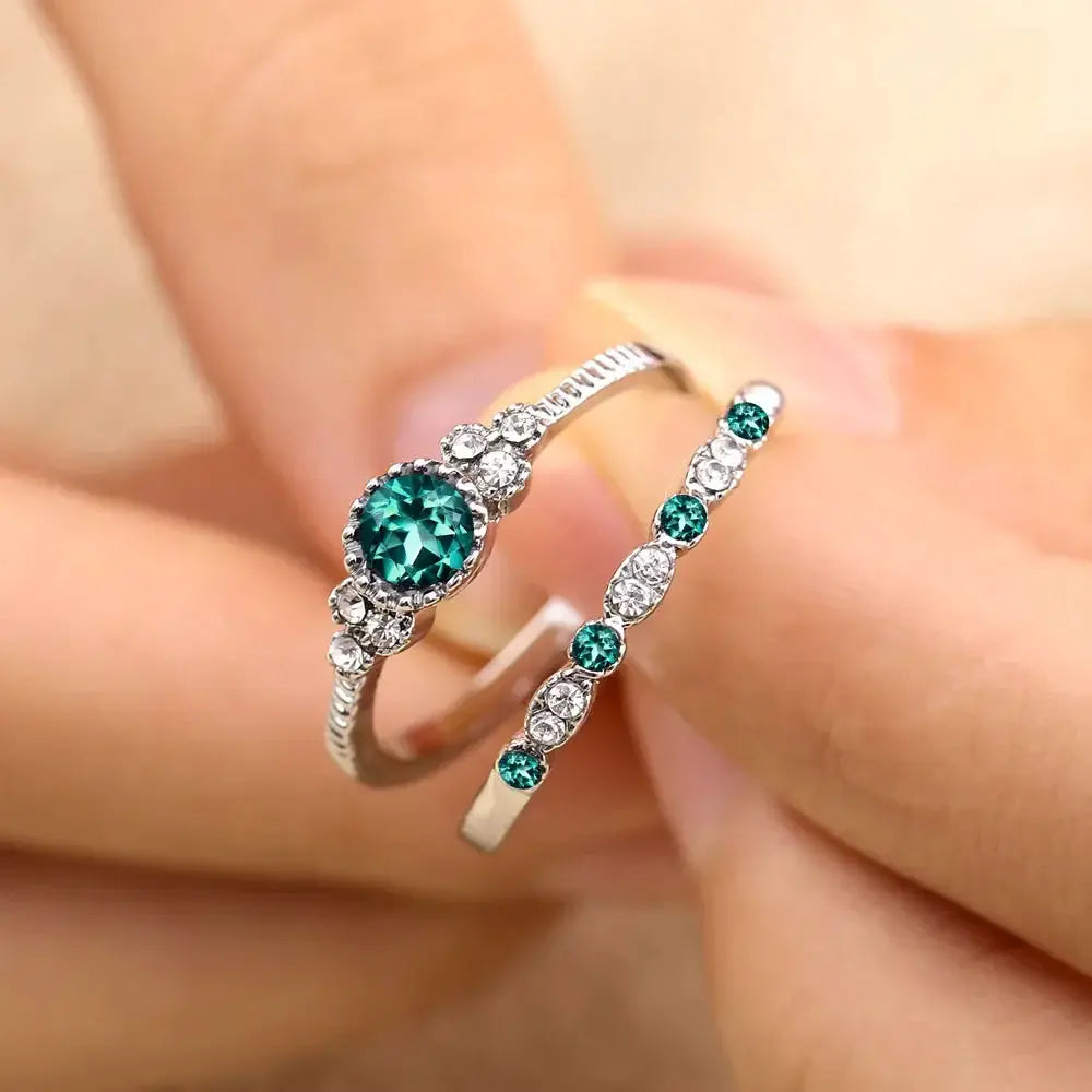 Elegant ring with zirconia in green silver