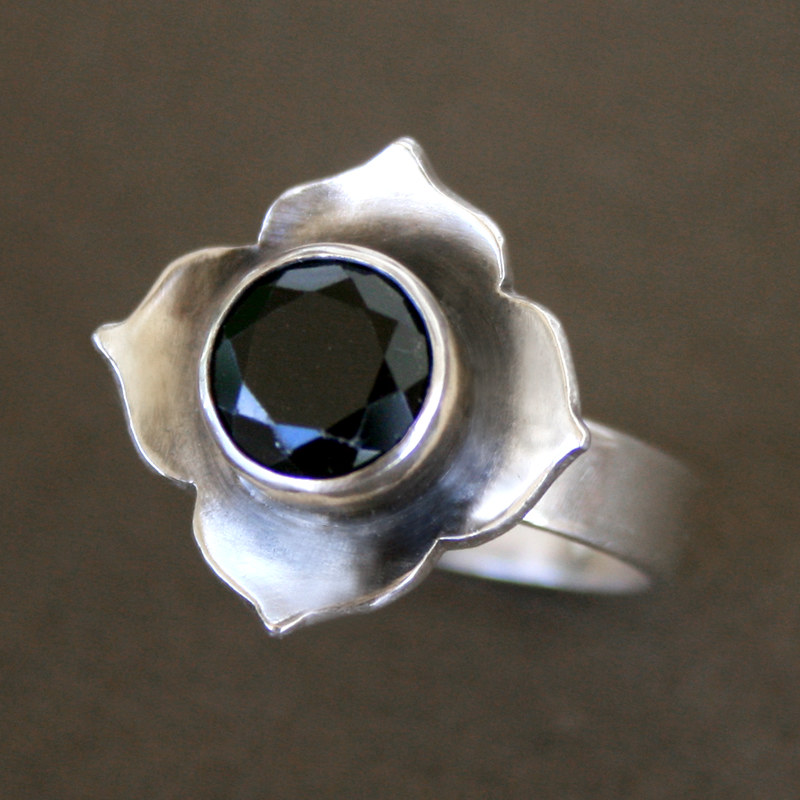 Vintage silver ring with flower and dark crystal