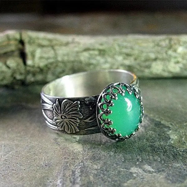 Emerald ring with carved flower