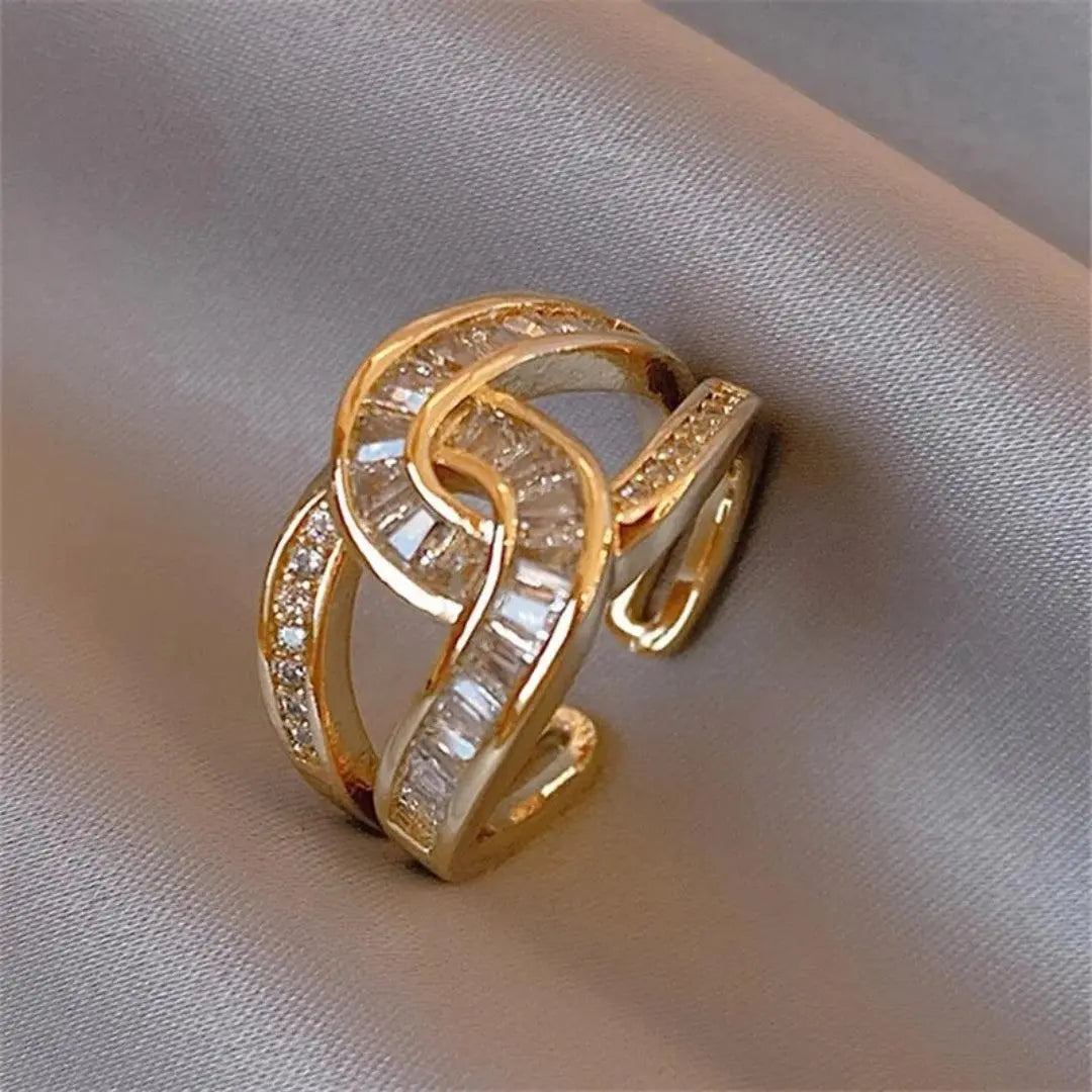 Elegant shiny knotted ring