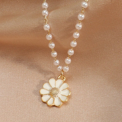 Pearl necklace with daisy pendant