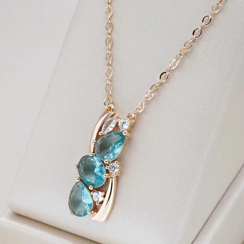 Elegant necklace made of blue crystal in gold