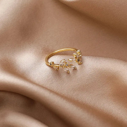 Adjustable ring with crystal leaves in gold