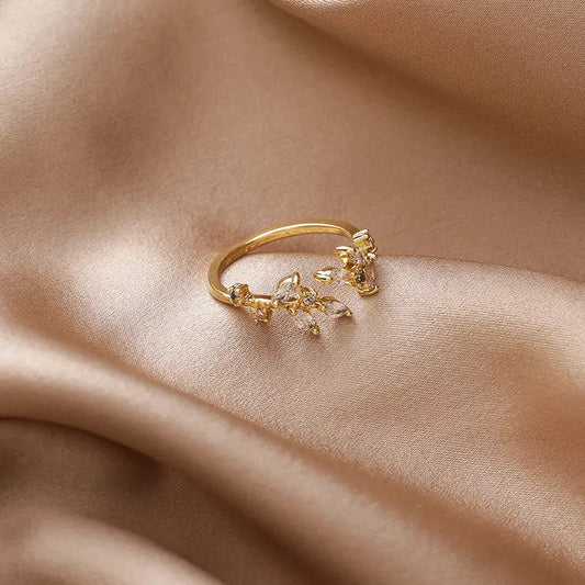Adjustable ring with crystal leaves in gold
