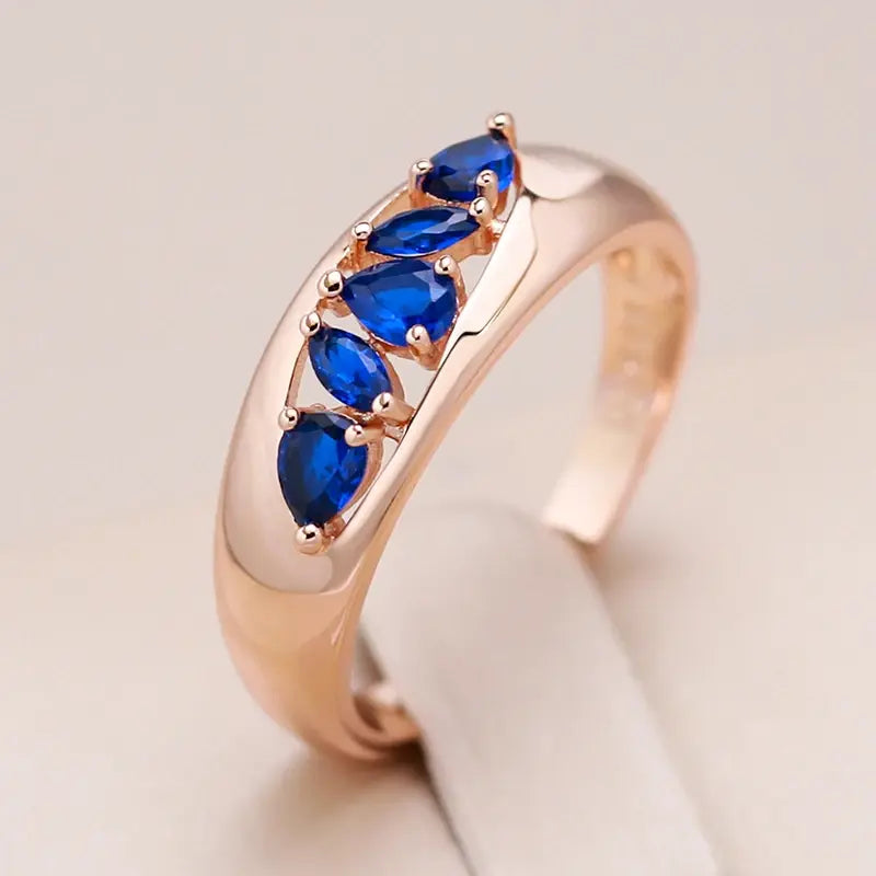 Ring with blue zirconium as an inlay in gold