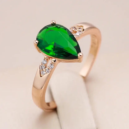 Elegant Ring with Green Crystal