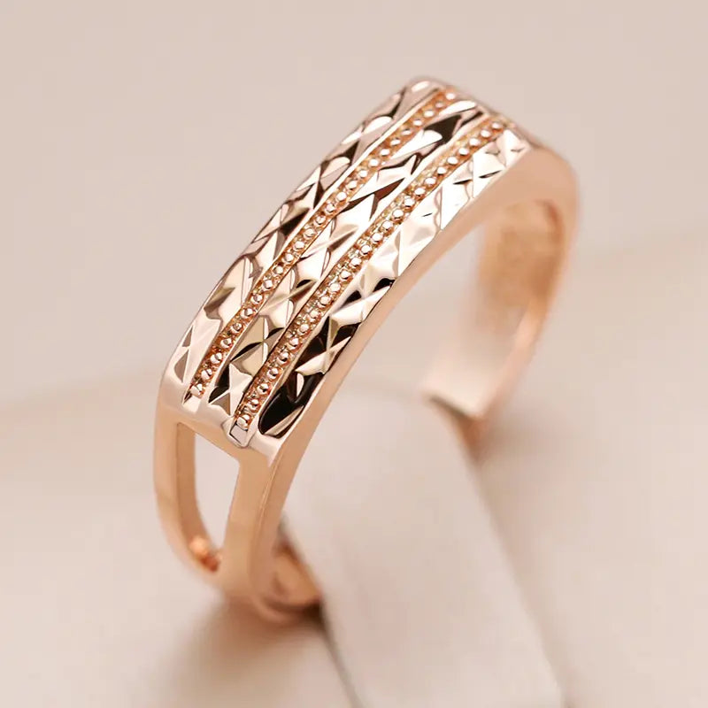 Elegant gold ring