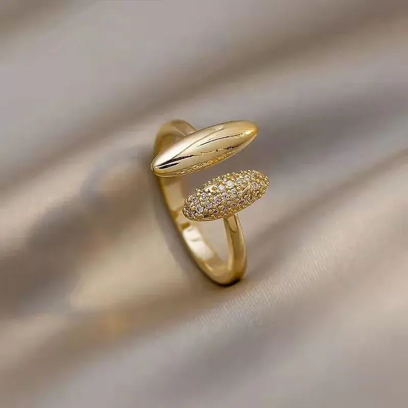 Elegant, gold-plated ring with brilliant cut