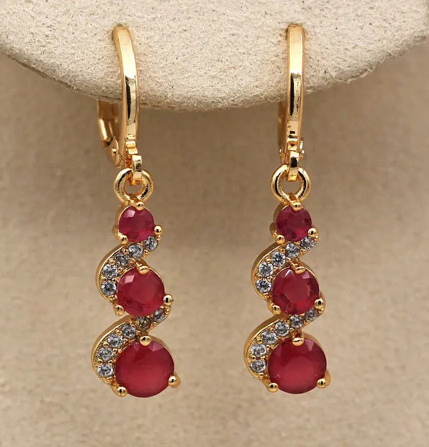 Elegant earrings with golden zirconia