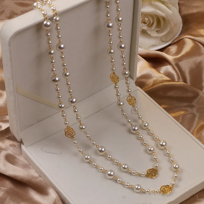 Elegant gold pearl necklace
