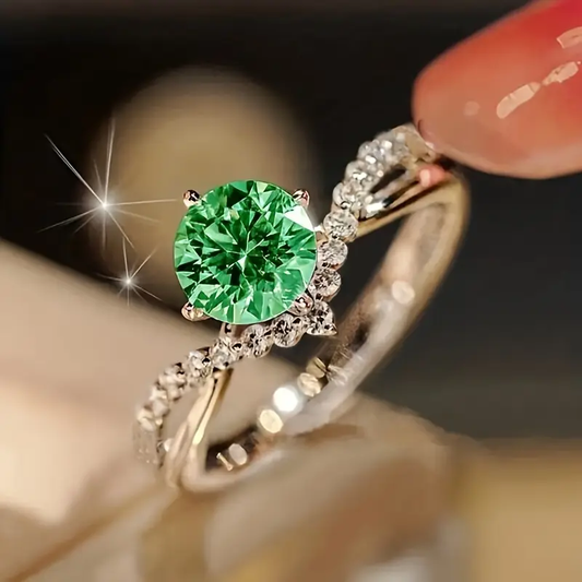 Enchanting ring with green crystal